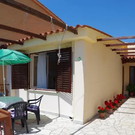 Apartment Tolles In Mit Garten Und In Der Naehe Pjescana Uvala